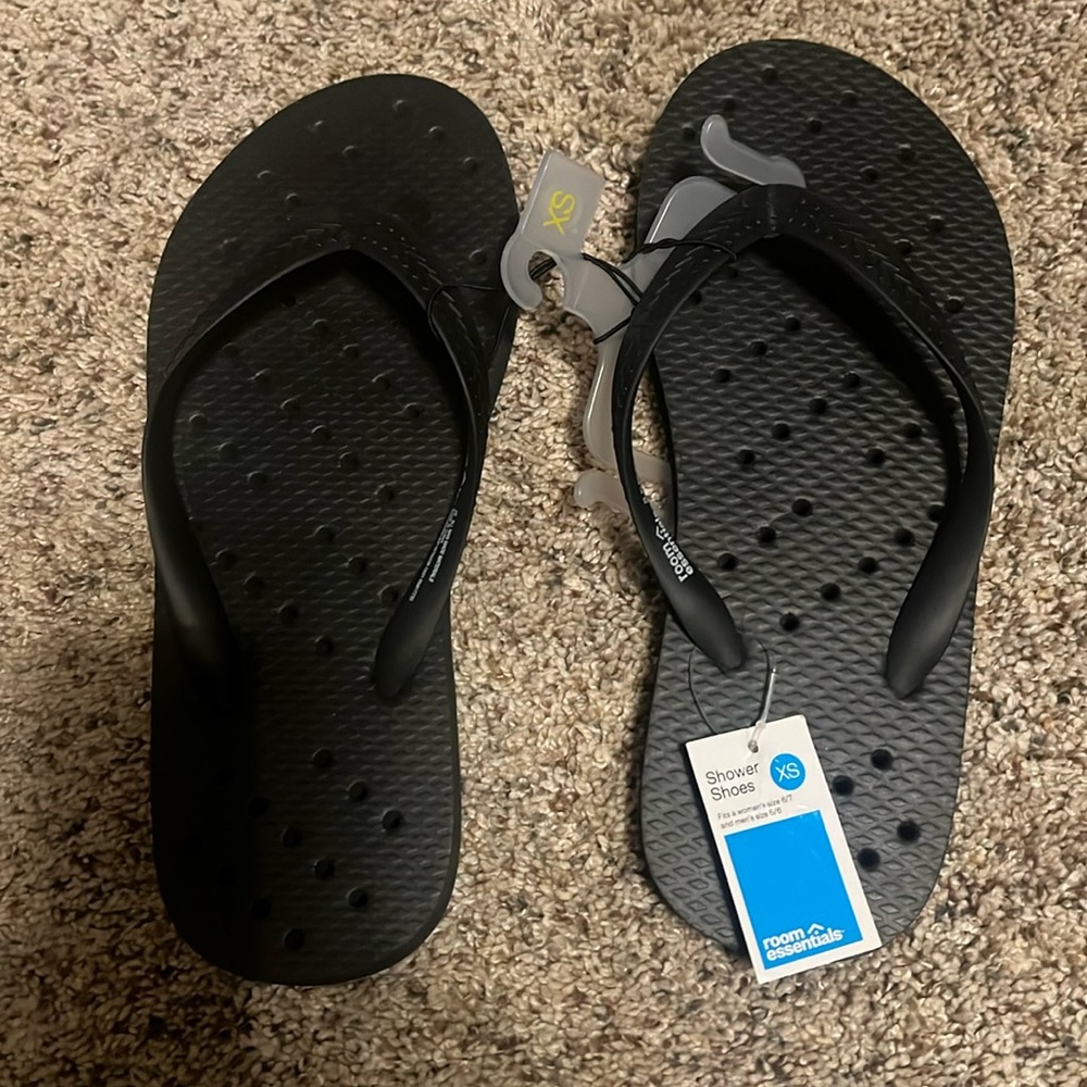 NWT shower flip flop shoes. XS.   Black. Fits a women 6/7